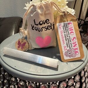 THE HEAD CASE A7 Love yourself spiritual healing smudge kit w selenite wand
